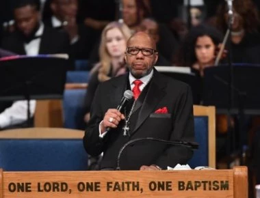 Έξαλλη η οικογένεια της Αρίθα Φράνκλιν με τον επικήδειο που εκφώνησε ο ιερέας: «Δεν τη σεβάστηκε»